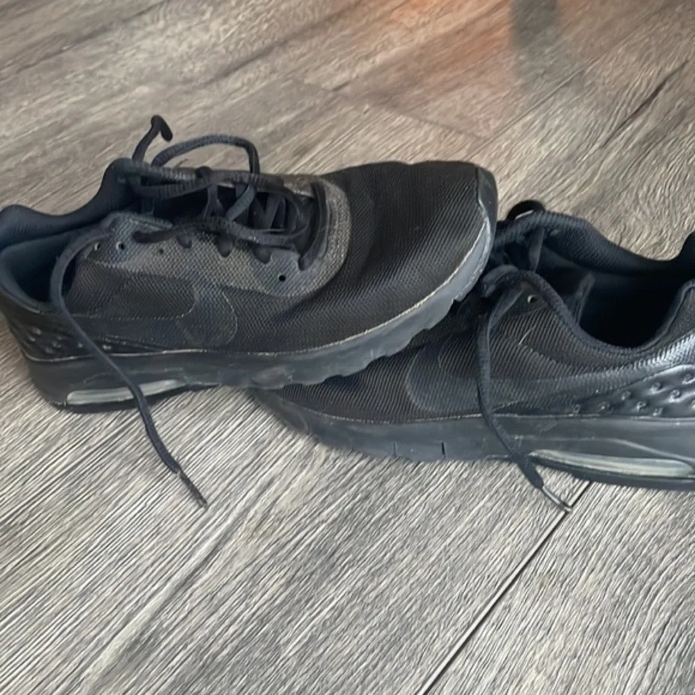 Nike shoes air youth size 5 or women’s size 6.5